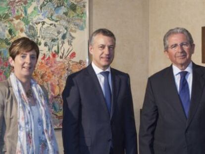El presidente de CHL, José Luis López de Silanes, a la derecha, este lunes en Vitoria junto a Arantza Tapia e Iñigo Urkullu.