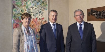 El presidente de CHL, José Luis López de Silanes, a la derecha, este lunes en Vitoria junto a Arantza Tapia e Iñigo Urkullu.