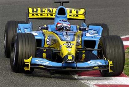 Fernando Alonso pilota su nuevo Renault R24 durante los ensayos en el circuito de Montmeló.