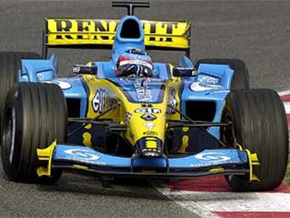 Fernando Alonso pilota su nuevo Renault R24 durante los ensayos en el circuito de Montmeló.