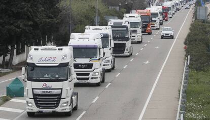 Camioneros protestan en Zaragoza en la huelga de transportistas de marzo de 2022.