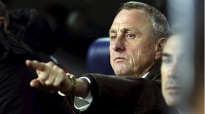 Johan Cruyff da instrucciones desde el banquillo a los jugadores catalanes.