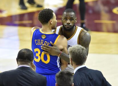 Curry se saluda con LeBron James al finalizar el parrtido