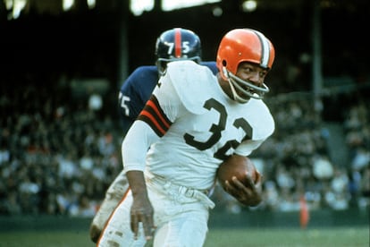 Jimmy Brown (32), running back for the Cleveland Browns, is shown in action against the New York Giants in Cleveland, Ohio, on November 14, 1965.