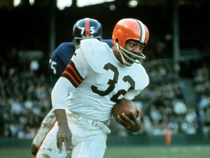 Jimmy Brown (32), running back for the Cleveland Browns, is shown in action against the New York Giants in Cleveland, Ohio, on November 14, 1965.