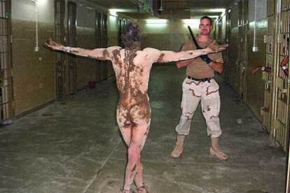 Preso iraquí frente a un soldado estadounidense en la cárcel de Abu Ghraib.