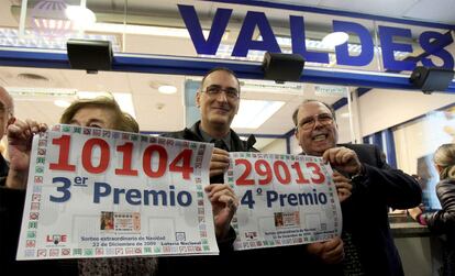 Los propietarios de la administración Valdes posan felices con el tercero y el cuarto premio que han repartido.