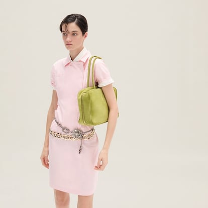 Miu Miu presentó sobre la pasarela de primavera-verano 2025 varios modelos de cinturones de joya. Uno de ellos era este de metal plateado decorado con flores con cristales con un diseño de inspiración vintage. La marca propone llevarlo combinado con otros cinturones y capas superpuestas. (1.200 €)