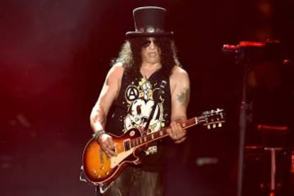 Los médicos necesitaron un desfribilador para reanimar a Slash.