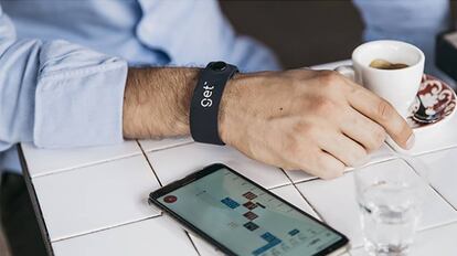 Get, la pulsera que nos permite hablar y pagar con el móvil.