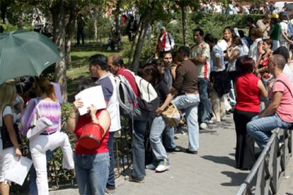 Cola de inmigrantes ante la Comisaría de Ventas, en Madrid en agosto de 2006.