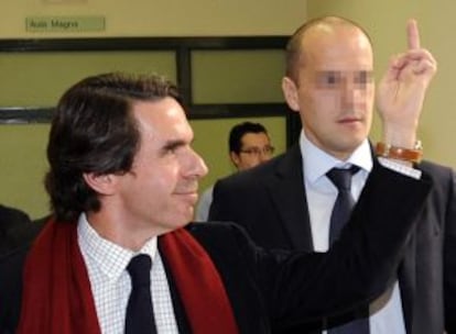 Aznar hace una peineta a unos estudiantes que le increpaban en la Universidad de Oviedo, en 2010.