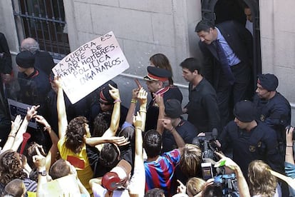 García Albiol sale por la puerta de atrás del Ayuntamiento de Badalona ante un grupo de manifestantes