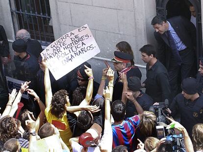 García Albiol sale por la puerta de atrás del Ayuntamiento de Badalona ante un grupo de manifestantes