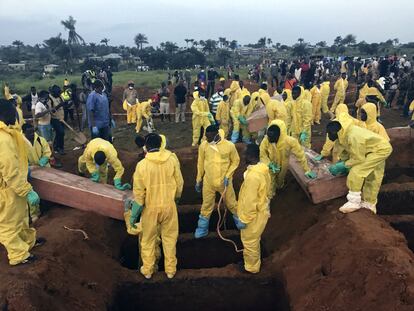 Imagen de los entierros tras el funeral colectivo celebrado en un cementerio de Freetown por los muertos en los corrimientos de tierra de la semana pasada. Es uno de los peores desastres provocados por inundaciones que se han registrado en África en años. Las autoridades ya han enterrado 461 cadáveres en el cementerio de Waterloo, cerca de la fosa común donde se enterraron a las víctimas de la crisis del ébola que entre 2014 y 2016 dejó 4.000 muertos en esta antigua colonia británica. 