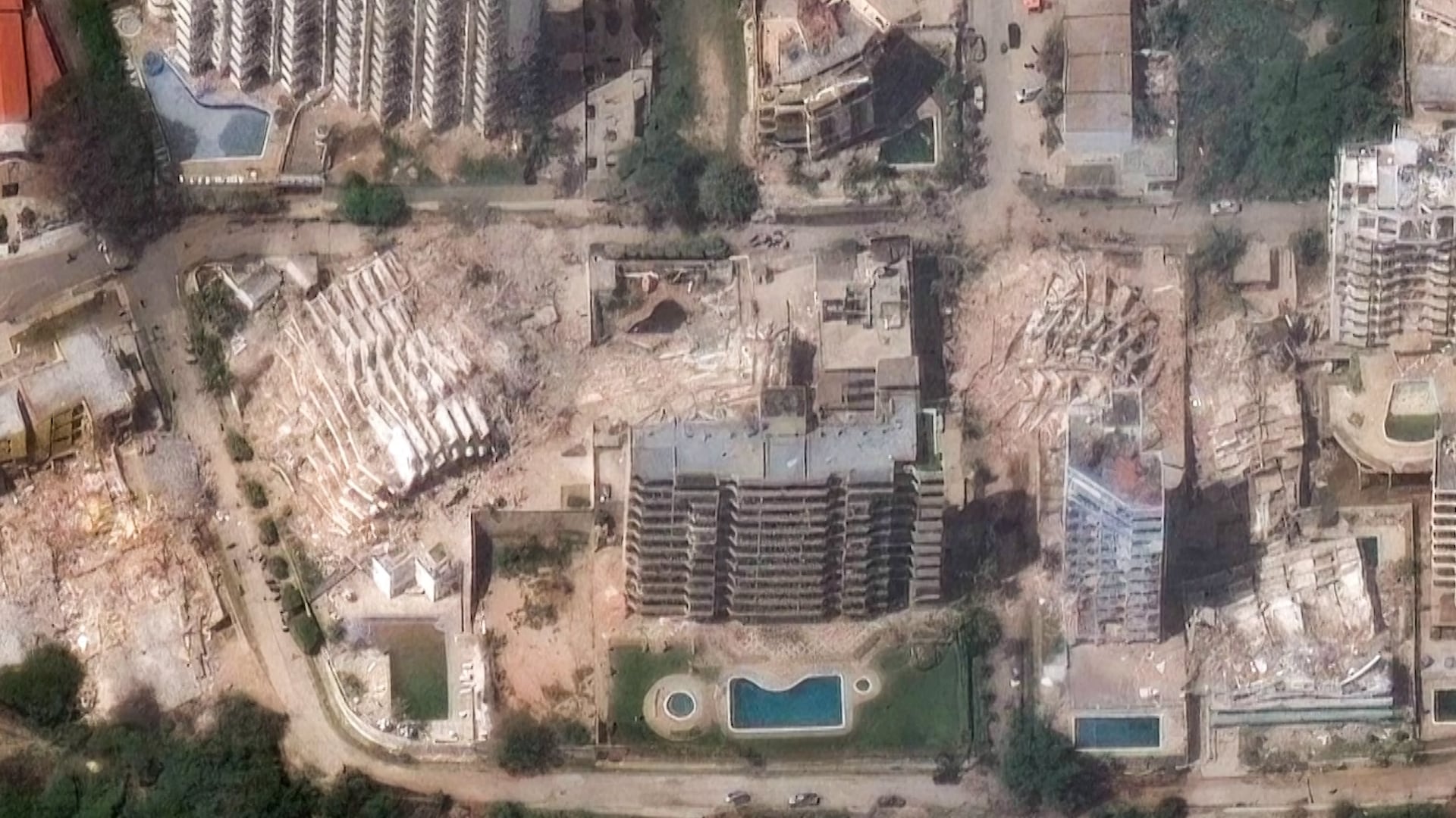 Antes e depois dos terremotos em La Guaira, Venezuela, vistos de um satélite.
