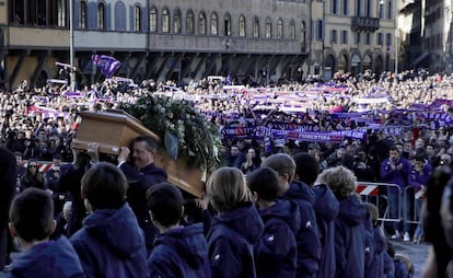 O caixão de Davide Astori é levado à igreja onde foi seu funeral.