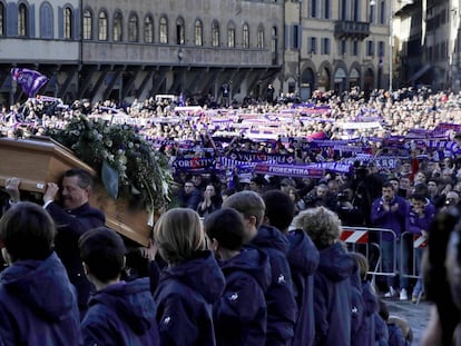 O caixão de Davide Astori é levado à igreja onde foi seu funeral.