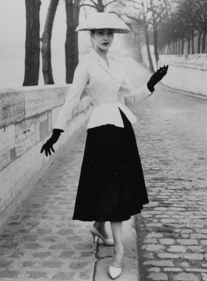 Carmel Snow, editora de <i>Harper's Bazaar,</i> bautizó como <i>New Look</i> la primera colección de Christian Dior, en el número 30 de la avenida Montaigne en 1947. Los trajes de chaqueta de cintura de avispa y las faldas amplias con enaguas como las que usan las bailarinas se impusieron como contrapunto de una época marcada por la austeridad y la depresión tras la Segunda Guerra Mundial. Con Dior (1905-1957) se inauguraba una época que significó un momento dorado para el mundo de la costura y un punto de inflexión en el vestir ya que modificó las tendencias de las siguientes décadas. Apenas un par de años después de aquel desfile, la casa Dior logró el 5% de los ingresos nacionales por exportaciones y producía una media de 12.000 vestidos al año, una cifra que para sí quisieran las grandes marcas del siglo XXI.