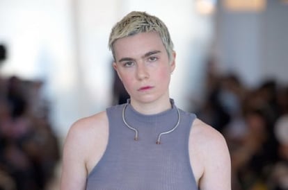 Grace en el desfile de Eckhaus Latta