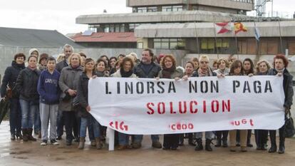 Trabajadoras de Linorsa se manifiestan ante el Ayuntamiento de Vigo