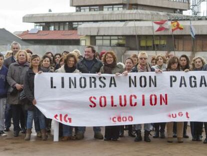 Trabajadoras de Linorsa se manifiestan ante el Ayuntamiento de Vigo