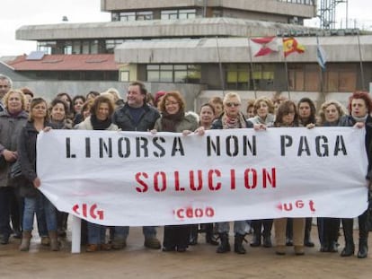 Trabajadoras de Linorsa se manifiestan ante el Ayuntamiento de Vigo