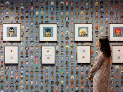 Exposición de 104 ‘Cryptopunks’ que la casa de subastas Sotheby’s subastó en Nueva York.