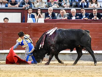 Roca Rey, en el inicio de la faena de muleta al sexto toro de la tarde.