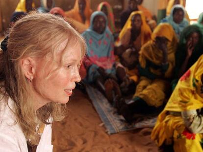 La actriz Mia Farrow visita un campo de refugiados en Darfur en junio de 2006.