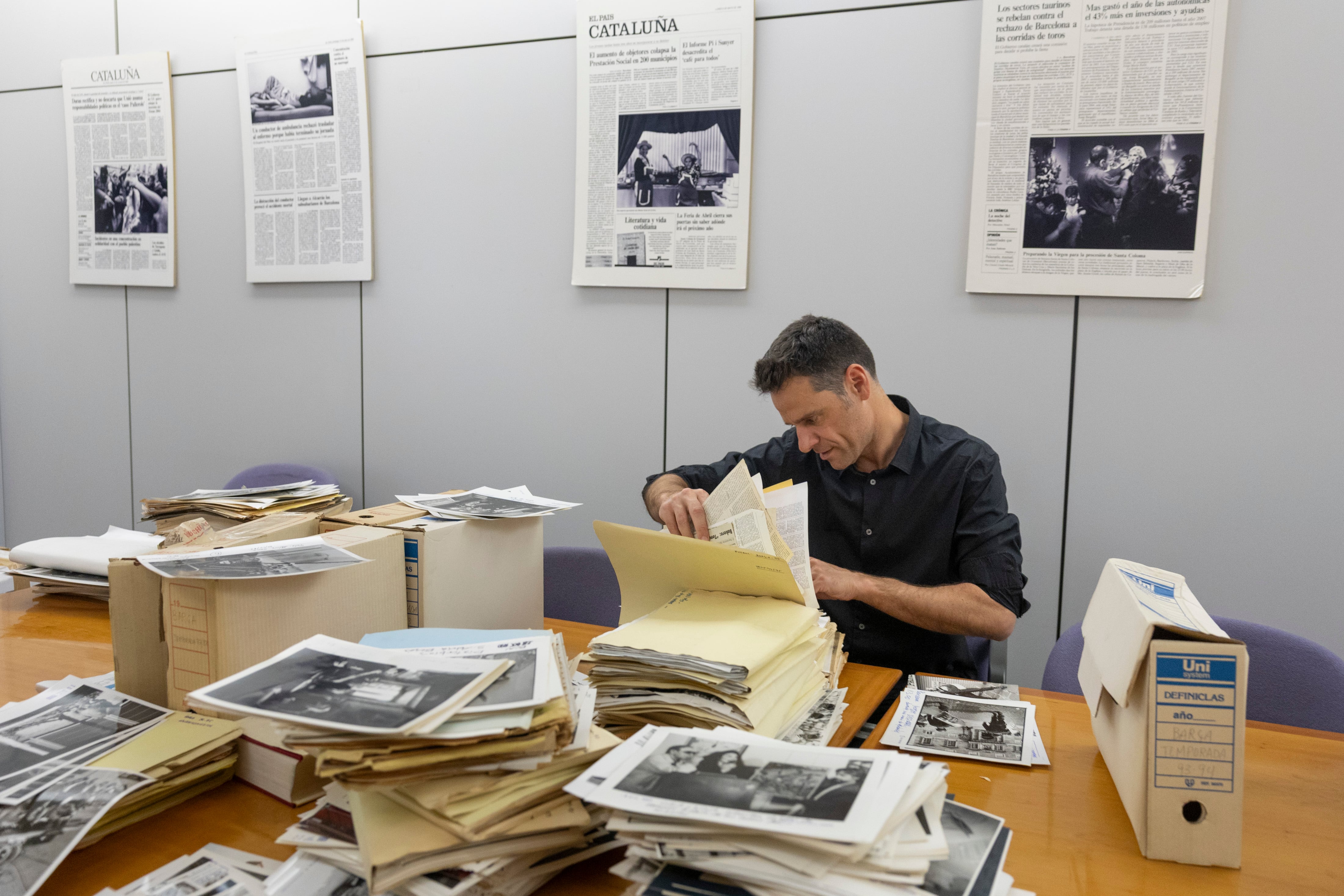 Uno de los redactores del diario, Marc Rovira, consulta los archivos de El País Cataluña.