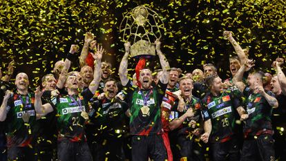 Los jugadores del Magdeburgo levantan el trofeo de campeones de Europa.