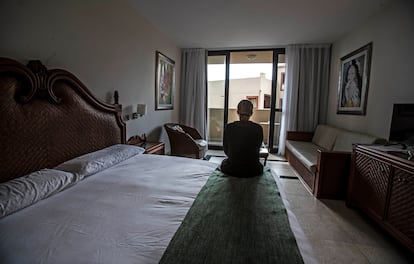 Una de las afectadas por las evacuaciones de La Palma en su habitación del hotel Princess en el municipio de Fuencaliente.
