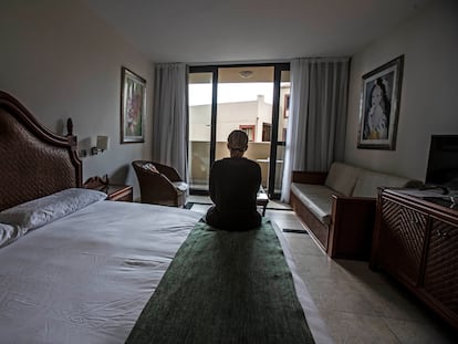 Una de las afectadas por las evacuaciones de La Palma en su habitación del hotel Princess en el municipio de Fuencaliente.