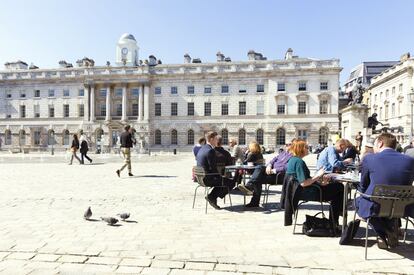 El ciclo Film4 Summer Screen, que cada mes de agosto durante 15 das convierte el patio de la Somerset House en un cine al aire libre, propone una eclctica cartelera que mezcla estre?nos, pelculas de culto y peti?ciones populares. Una buena excusa para conocer este histrico centro de arte en el West End y su magnfica explanada, con 55 fuentes danzantes.