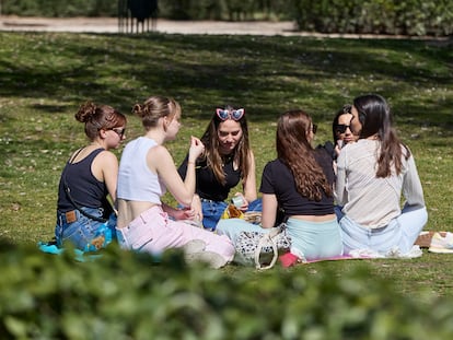 Un grupo de mujeres jóvenes sentadas en el parque del Retiro, Madrid, el pasado 11 de marzo.