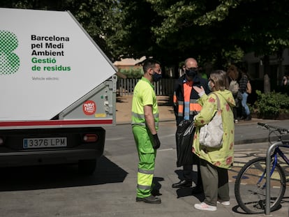 Un vehículo de recogida de residuos domésticos en el barrio de Sant Andreu de Barcelona, en mayo pasado.