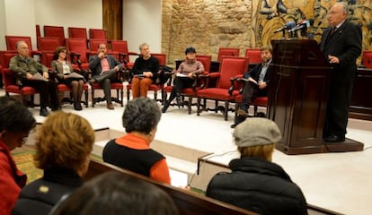 El presidente de la RAG, durante la lectura de la declaración