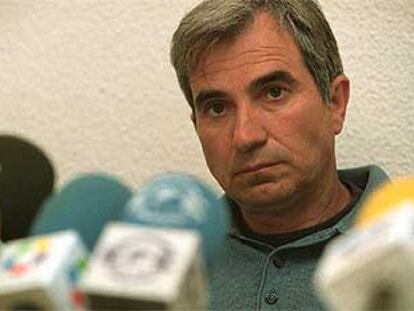 Fernando García Pérez, el agresor ayer del secretario general de CC OO, José María Fidalgo, en la rueda de prensa en la que ha pedido perdón por lo ocurrido.