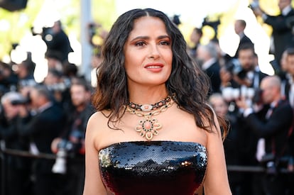 Salma Hayek. “Mi menopausia empezó a los 40 años. Tuve que hacerme una prueba y las preguntas fueron aterradoras. Me preguntaban cosas como: '¿te están creciendo las orejas y te sale pelo?’, '¿te sale bigote o barba?’, ¿estas ganando mucho peso?”. Y luego te preguntan '¿tu vagina está seca?”. Con la naturalidad y los pocos tapujos que la caracterizan, la mexicana de 57 ha hablado sobre cómo afrontó una menopausia que le llegó de manera temprana y que le ha afectado de numerosas formas. “Hay mujeres a las que el pecho les crece cuando tienen hijos y en la menopausia. A mí me pasó las dos veces. Mucha gente aseguraba que me había hecho un aumento de senos. No han parado de crecer y mi espalda sufre por ello. También he tenido cambios de humor y sofocos”, reveló señalando dos de los síntomas más comunes.