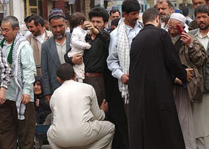 Dos hombres registran a varios chiíes que querían acceder ayer a una mezquita en Bagdad.