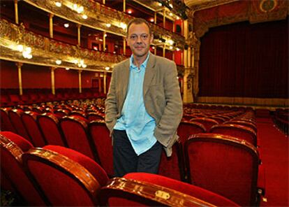 Lluís Pasqual, ayer, en el patio de butacas del Teatro Arriaga.