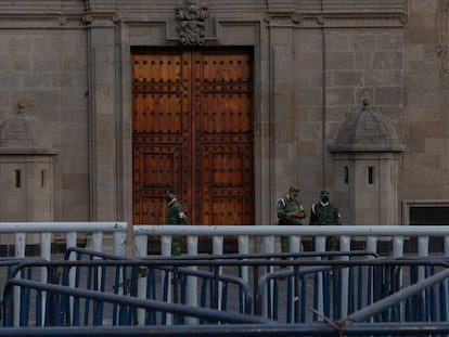 Vallas y personal militar a las puertas de Palacio Nacional.