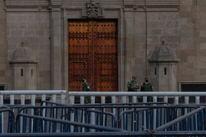 8M en México: Vallas y personal militar a las puertas de Palacio Nacional