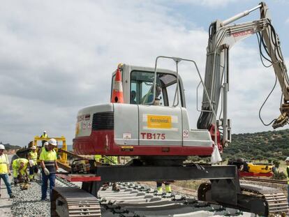 Obras de la línea de ferrocarril de alta velocidad entre Cáceres y Badajoz. 