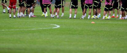 Los integrantes de la selección hacen corro en el entrenamiento en Curitiba.