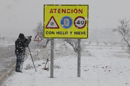 Un cámara graba un paisaje nevado cerca de la localidad de Utiel (Valencia), el 27 de febrero.