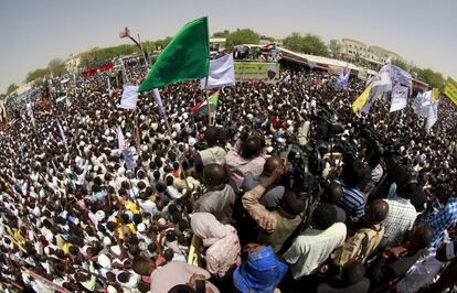 El presidente de Sudán, Omar Hassan al-Bashir, se dirige a la multitud durante una reunión de la campaña por la paz en Darfur.