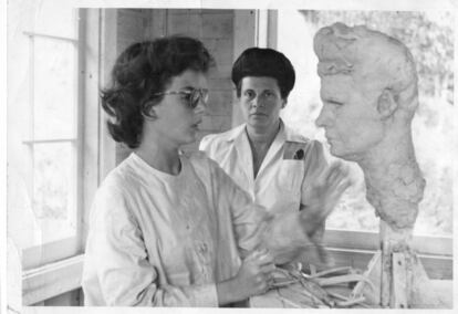Phyllis Lambert esculpe un busto de su madre, en su primera época como artista.