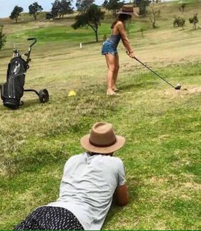 Un campo de golf es uno de los mejores escenarios que puede encontrar un novio de Instagram. El césed no raspa y no hay que hacer equilibrios con la cámara. "Esto me resulta familiar" o "ya sabes qué hacer la próxima vez que vayas al golf", son algunos de los comentarios de los seguidores.